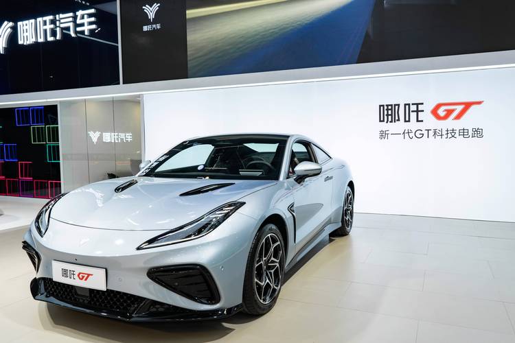 东莞269哪吒汽车在智能汽车领域的表现，领途汽车在新能源汽车市场中的影响力